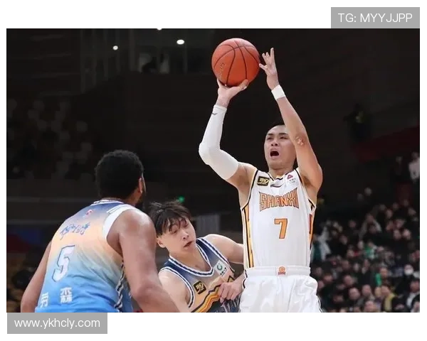 黑根斯反击送妙传 齐麟打板上篮轻松得手助力球队领先